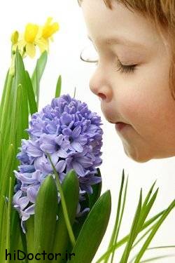 girl smelling flower کاهش حس بویایی را ساده نگیرید