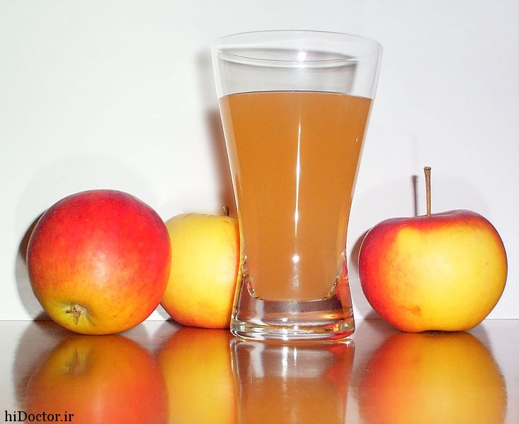 733px-Apple_juice_with_3apples