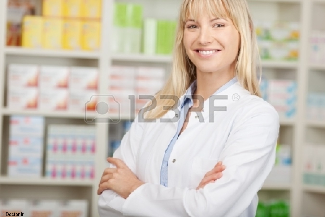 21246521 confident pharmacist standing with crossed arms in pharmacy یک اصل مهم در نسخه نويسى