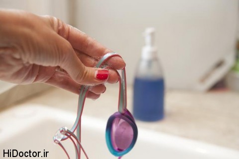 eynake shena3 در 4 مرحله شیوه تمیز کردن عینک شنا را یاد بگیرید