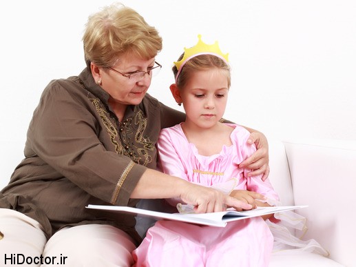 photodune 1230918 reading with granny xs با کودکی که مدام حرفتان را قطع می کند چه کنید