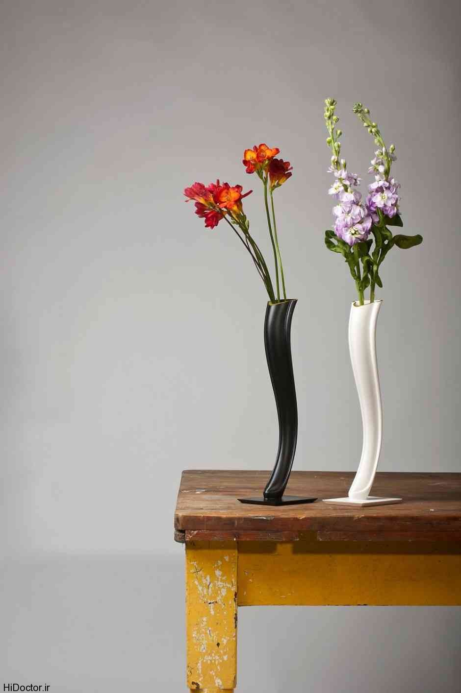 flowers-in-a-vase-on-a-table-attp9kjq
