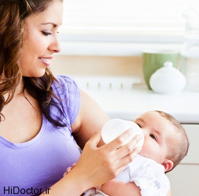 bottle feeding baby by mother سر خود به کودک شیر خشک ندهید