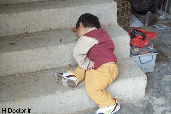 china-toddler-sleeping-on-concrete-steps