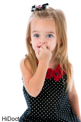 girl biting nails روانشناسی علاقه بچه به ناخن خوردن