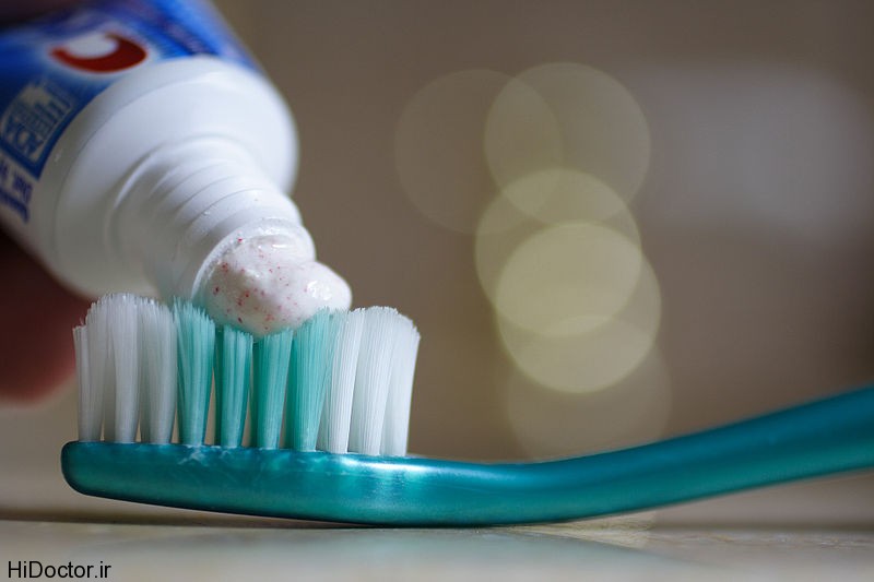 800px Toothpasteonbrush تلخ مزه شدن دهان با آب پرتقال بعد از مسواک زدن