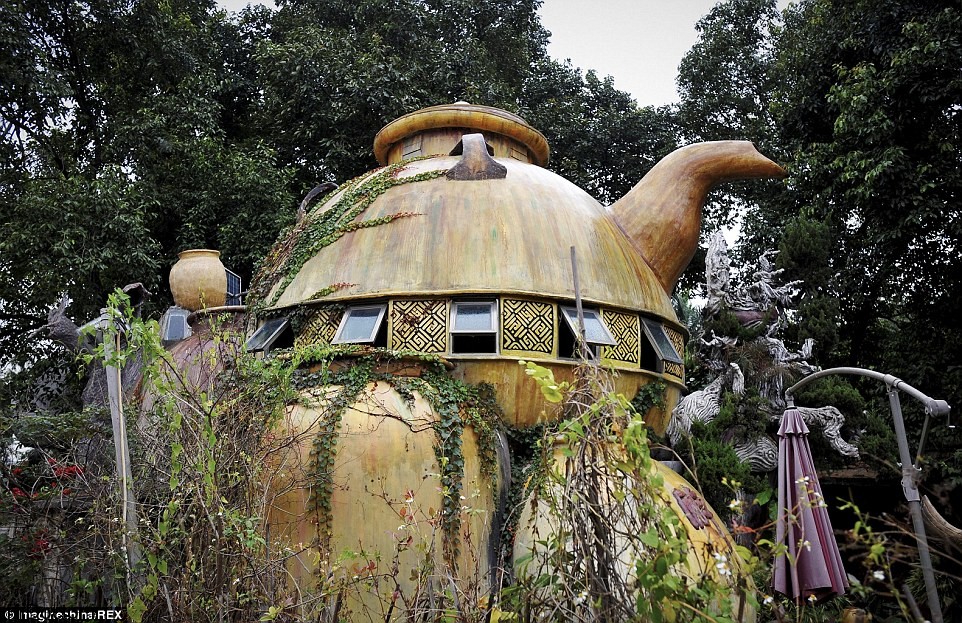 24294D9800000578 0 Hot property The teapot forms part of a treehouse designed and b a 58 1419007383662 سکونت در قوری غول پیکر!