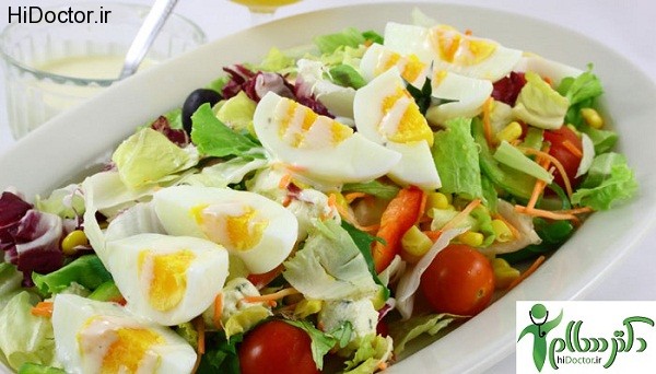 Top-salads-with-eggs-to-absorb-vegetable-nutrition