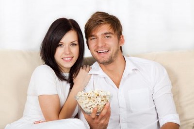 couple-watching-tv-and-eating-popcorn