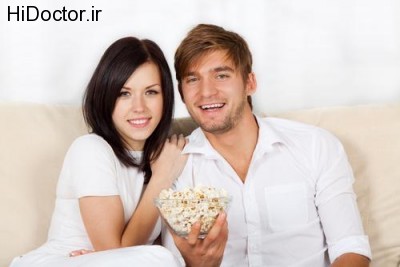couple-watching-tv-and-eating-popcorn