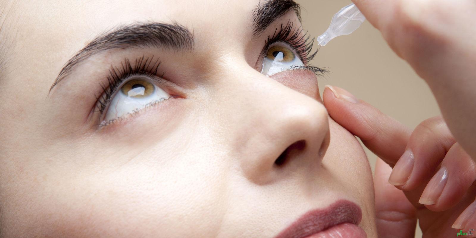 landscape-1445643693-1442995275-woman-using-eye-drops