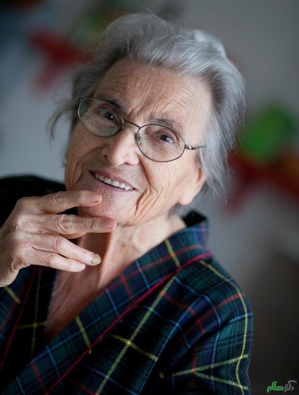 older-woman-in-plaid-shirt-with-glasses