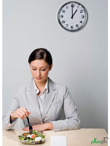 54f5ff66ab9a0_-_01-woman-eating-lunch-clock-lgn