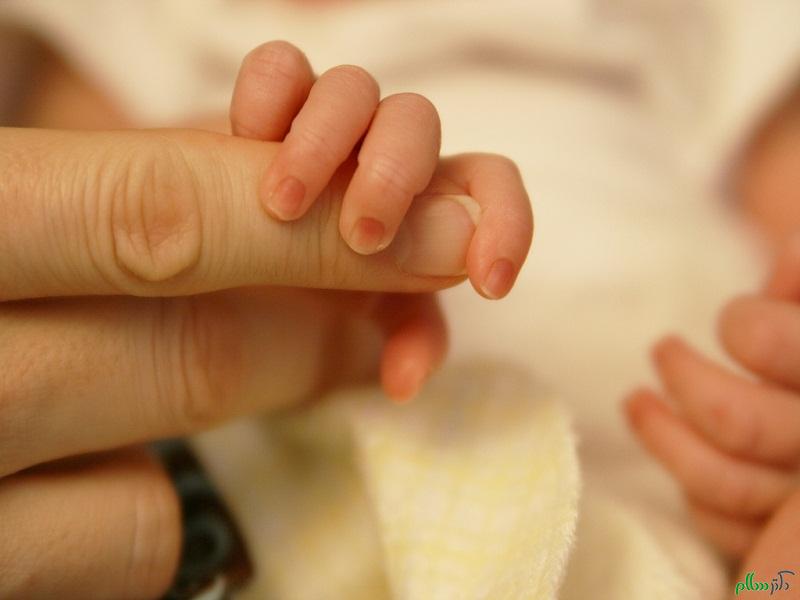 mother-and-infant-hands