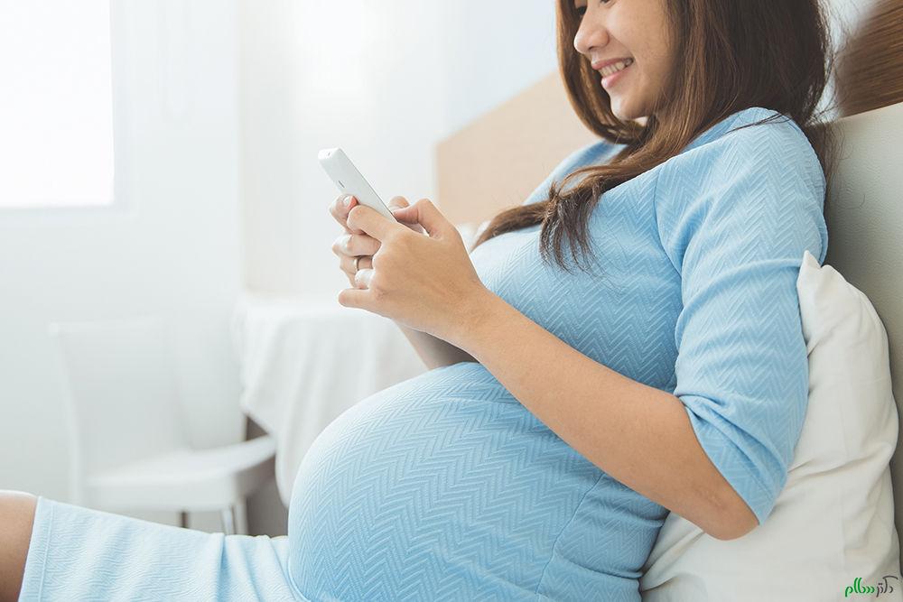 pregnant-woman-texting