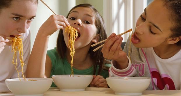 kids-eating-noodles