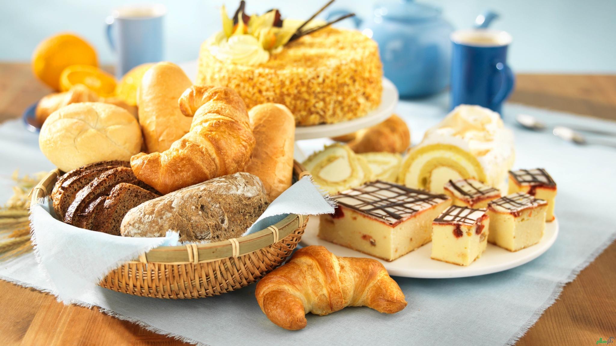 pastries_cakes_croissants_table