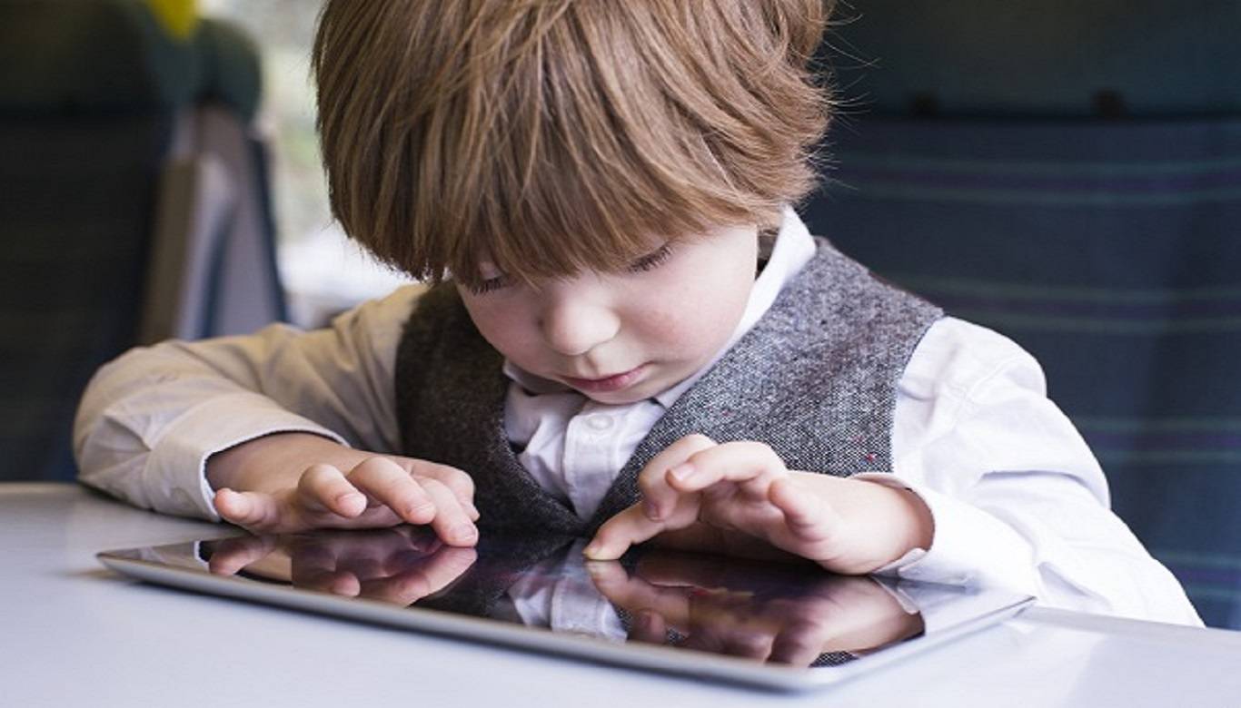 نکاتی برای استفاده از تلفن همراه خطرات گوشی همراه برای فرزندان استفاده کودک از تلفن همراه 