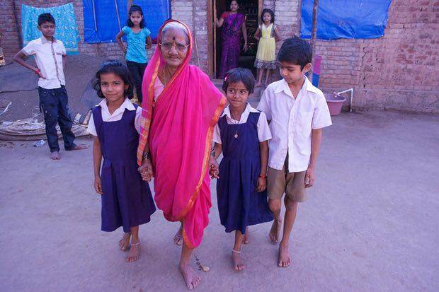 معلم دلسوز هندی سوادآموزی تلاش زن هندی تدریس در هند تدریس به زنان سالمند 