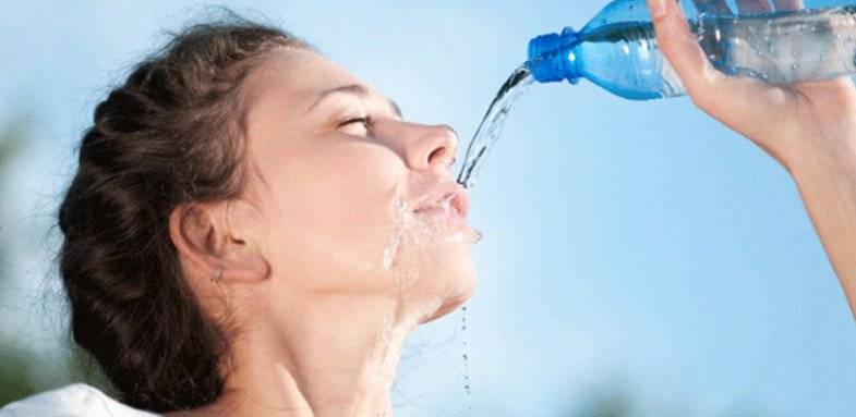 مقابله با مشکلات پوستی با مصرف آب