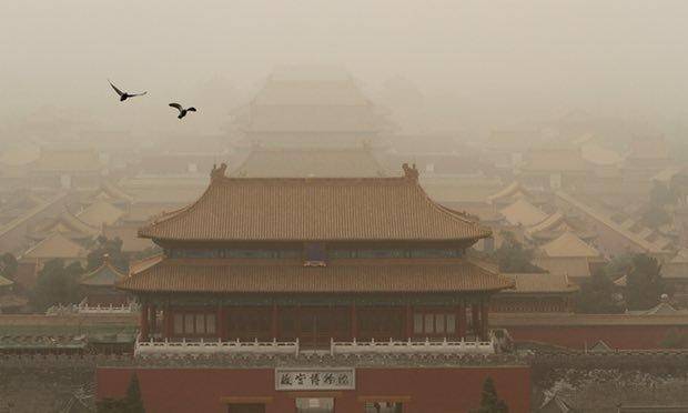 طوفان شن در چین شهروندان چيني پديده گرد و غبار چین آلودگي هوا در پکن آسيب‌هاي ريوي 