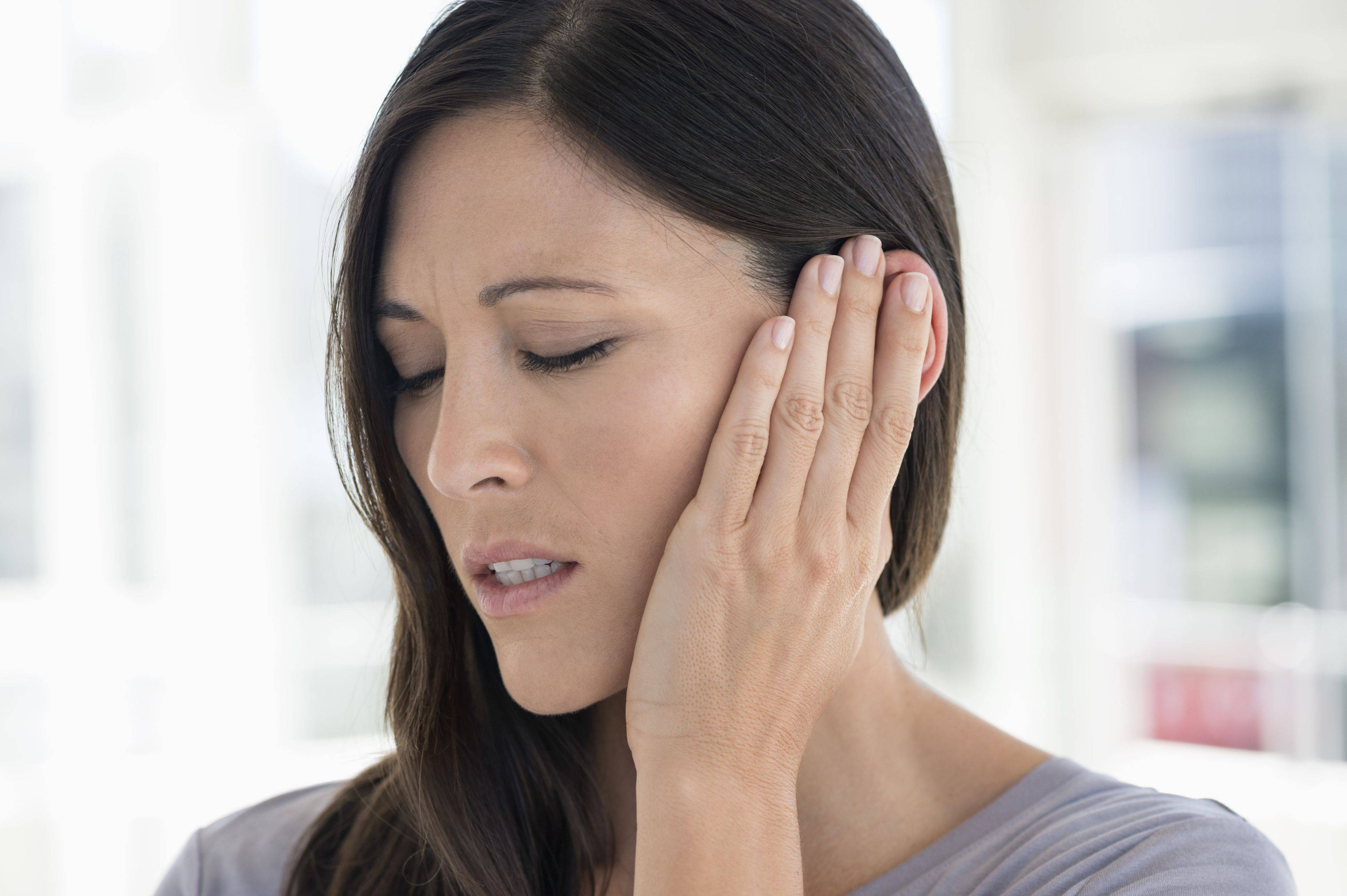 علل بروز گوش درد راه‌های رفع درد گوش راه های مقابله با درد گوش درمان های خانگی درد گوش چگونه گوش درد را درمان کنیم   علل بروز گوش درد راه‌های رفع درد گوش راه های مقابله با درد گوش درمان های خانگی درد گوش چگونه گوش درد را درمان کنیم   