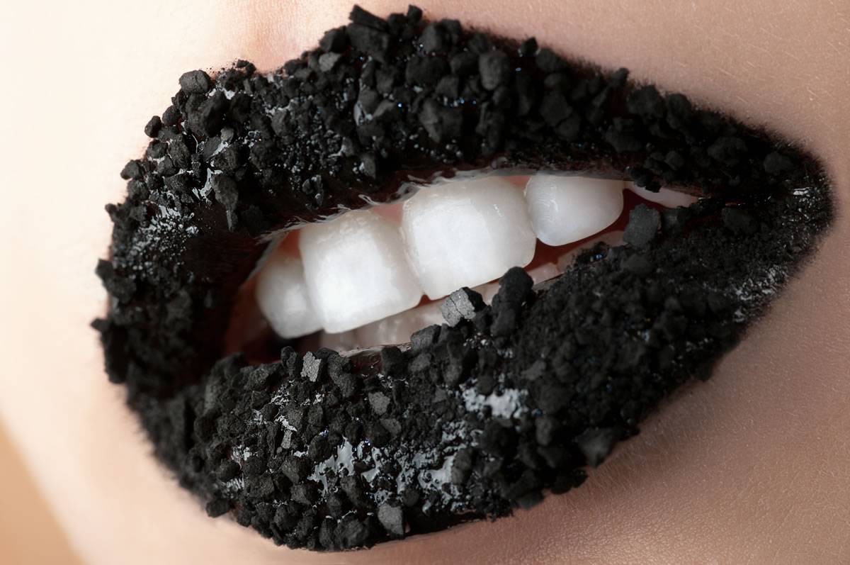 زغال فعال راهکاری برای سفید کردن دندان