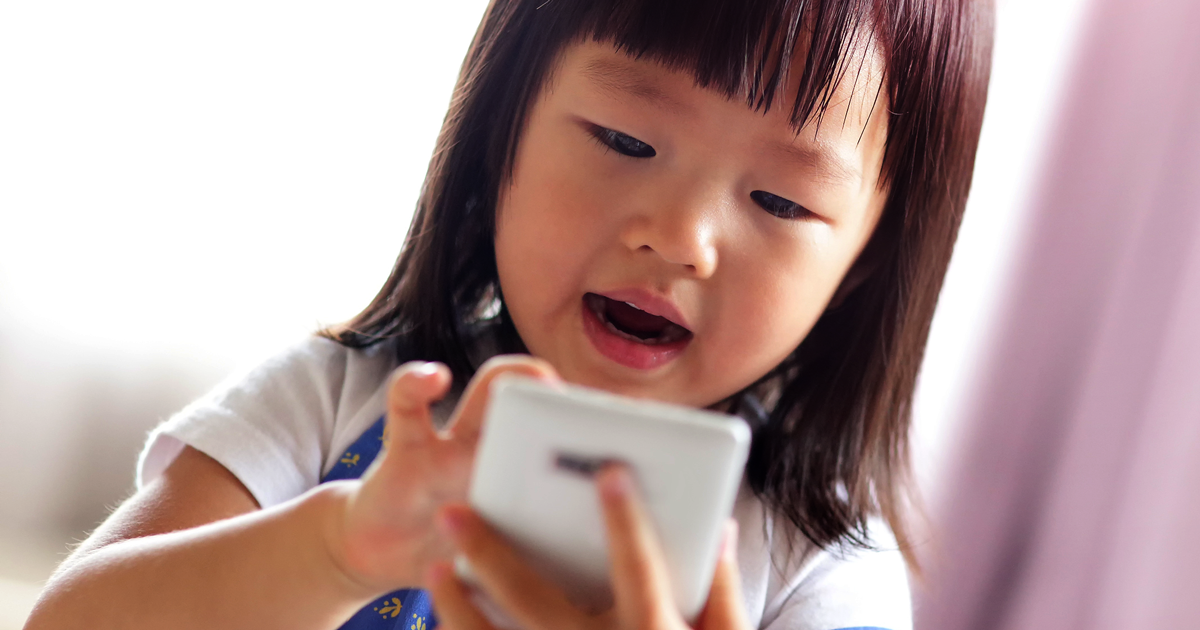 عوارض تلفن همراه برای رشد عاطفی اجتماعی کودکان