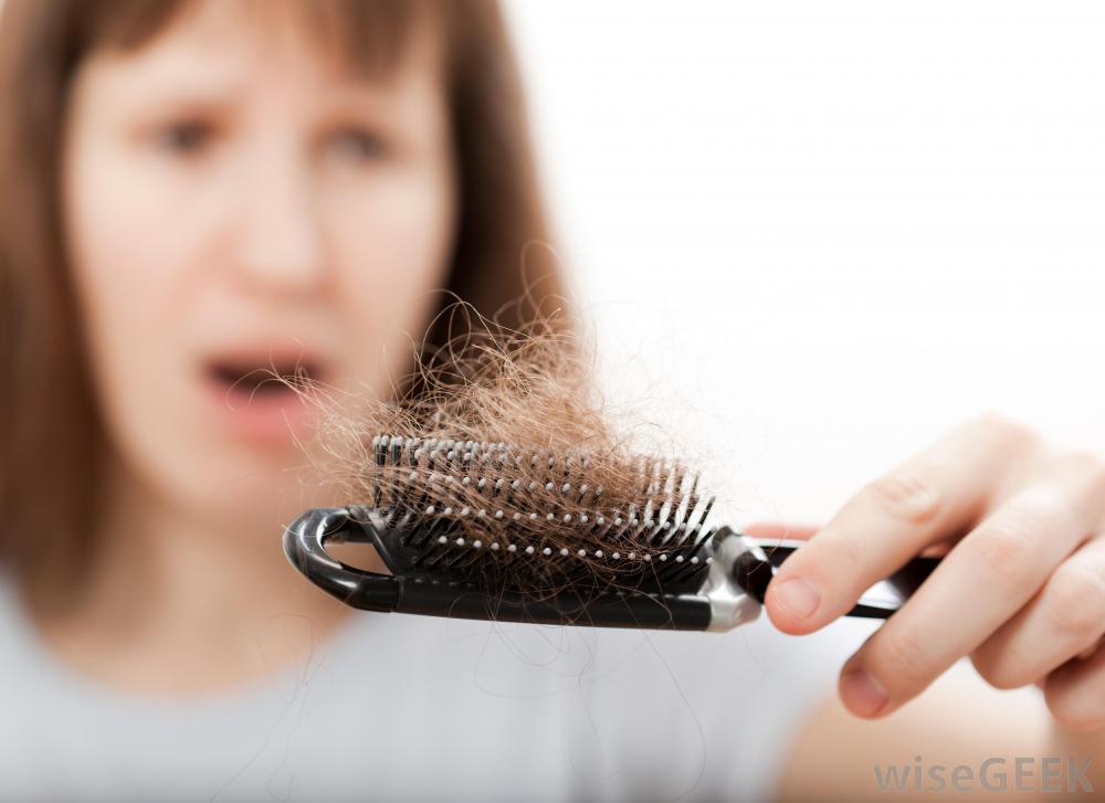 بررسی علل ریزش مو در مردان و زنان