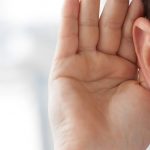 کم شنوایی چه تاثیری بر سلامت مغز می گذارد؟