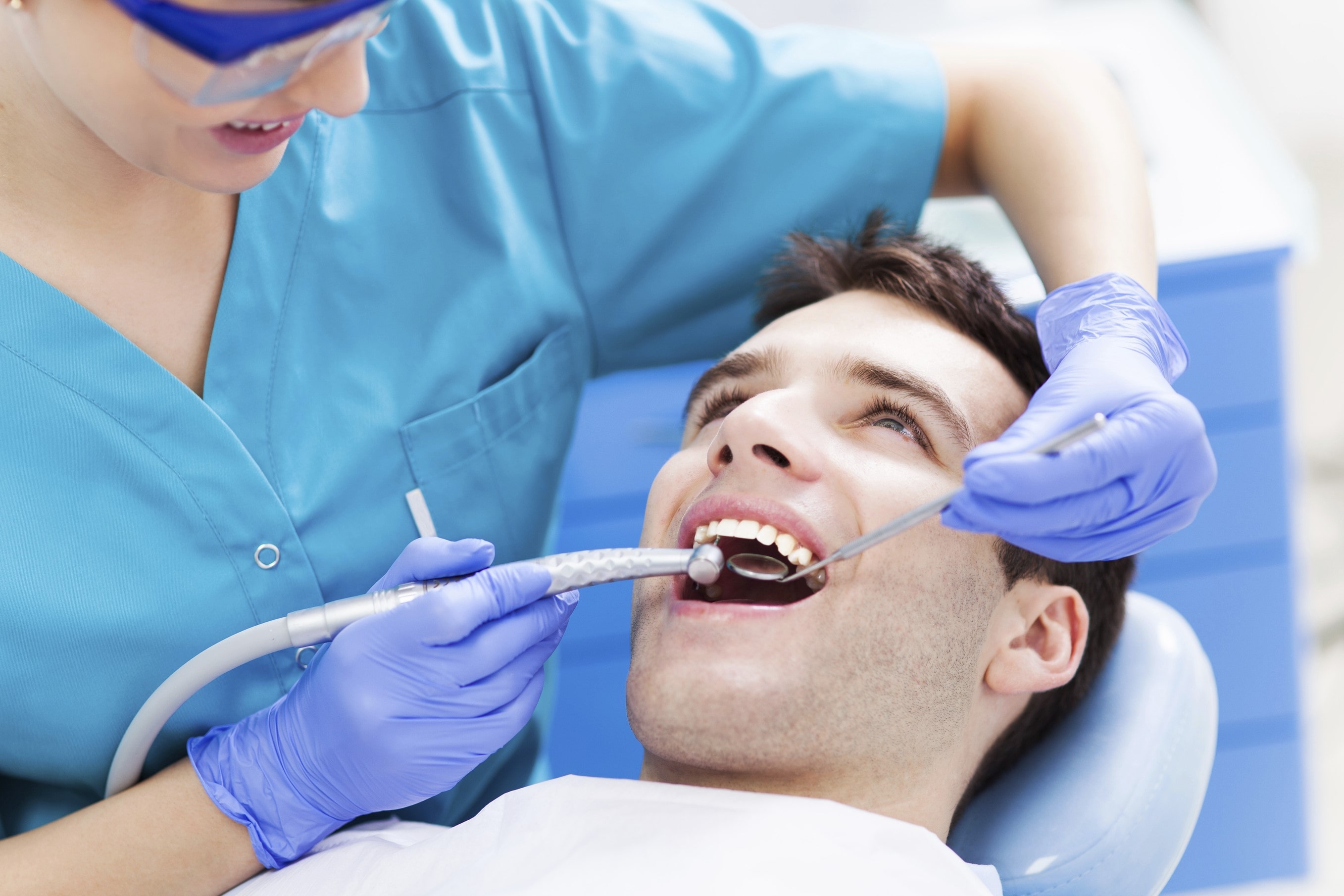دکتر ادیب: عوارض و معایب ایمپلنت دندان کدامند؟