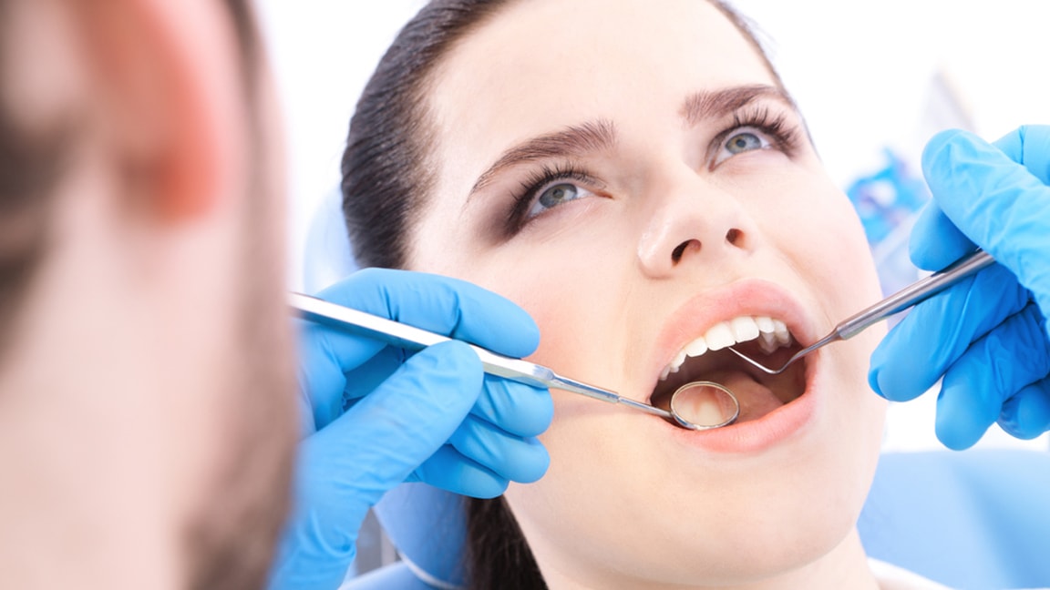 دکتر ادیب: بررسی کامل قیمت و هزینه های کاشت ایمپلنت دندان