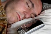 چرا بیدار شدن با زنگ موبایل زیان آور است؟