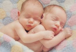 اهمیت شیر مادر برای نوزادان نارس و دوقلوها