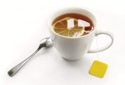 بررسی فواید و مضرات چای ساده و عطری