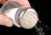 نمک عامل اصلی پف کردن صورت شما
