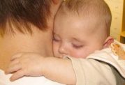 چگونه کودک  خود را در آغوش بگیرید