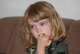 مدیریت و کنترل ناخن خوردن در کودکان