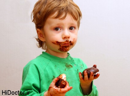 kid chocolate covered face  در مصرف کاکائو برای کودکان افراط نکنید