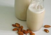 9 فایده شیر بادام
