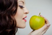 زنانی که سیب می خورند میل جنسی زیادی دارند