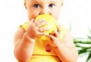 میوه دادن به کودک چگونه و به چه طریق