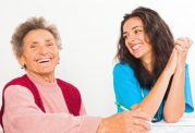  چطور به اشخاص مسن خانواده در زمان های سخت  کمک کنیم 