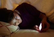 خوابیدن شبانه با موبایل و عوارض ان