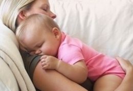 حالت خواب برای  نوزاد روی مبل خطرناک است