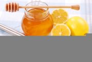  برای رفع لک های پوست ترکیب لیمو و عسل بزنید