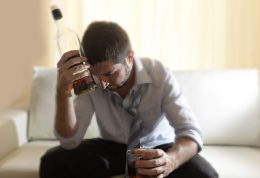 ارتباط مستقیم بین ساعات کار طولانی و  استفاده از الکل