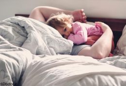 خطرات و مضرات خواباندن کودک در رختخواب والدین