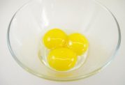 درمان آب آوردن زانو با تخم مرغ