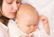 عوارض خواباندن نوزاد در بین والدین